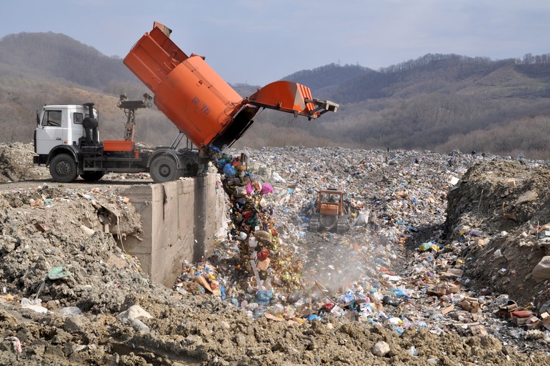 Сброс мусора на полигоне ТБО