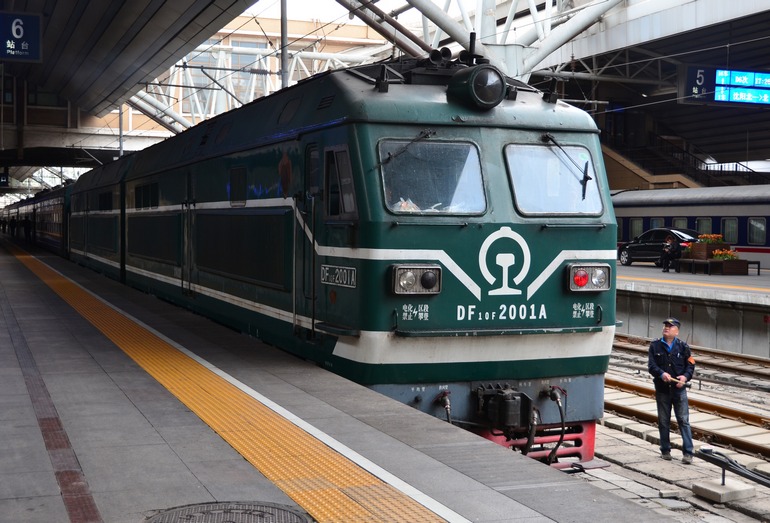 Прибытие обычного пассажирского поезда на станцию Пекин- Главный