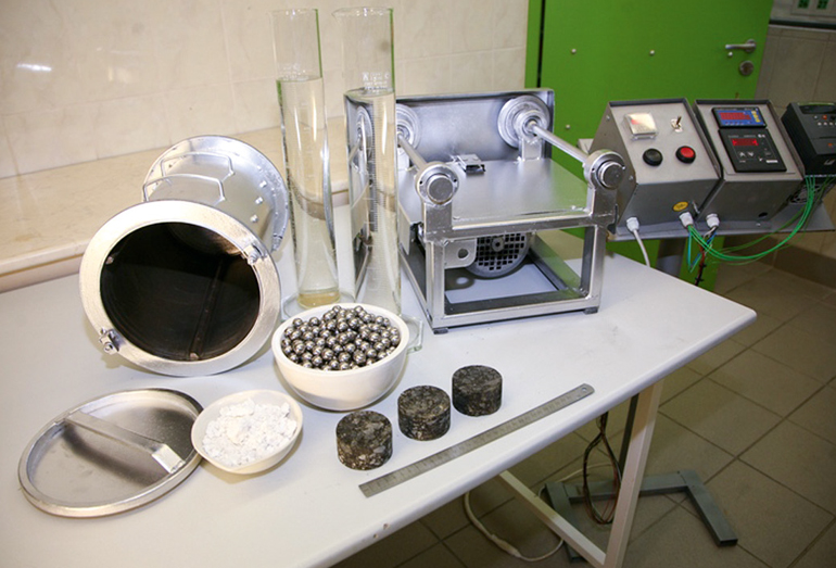 Элементы установки АШМ с образцами асфальтобетона для испытания на износ