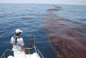 Пятино нефти на поверхности моря