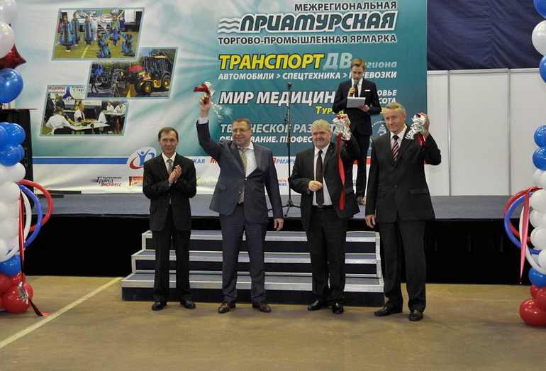 Участники транспортной выставки в Хабаровске 2015 года