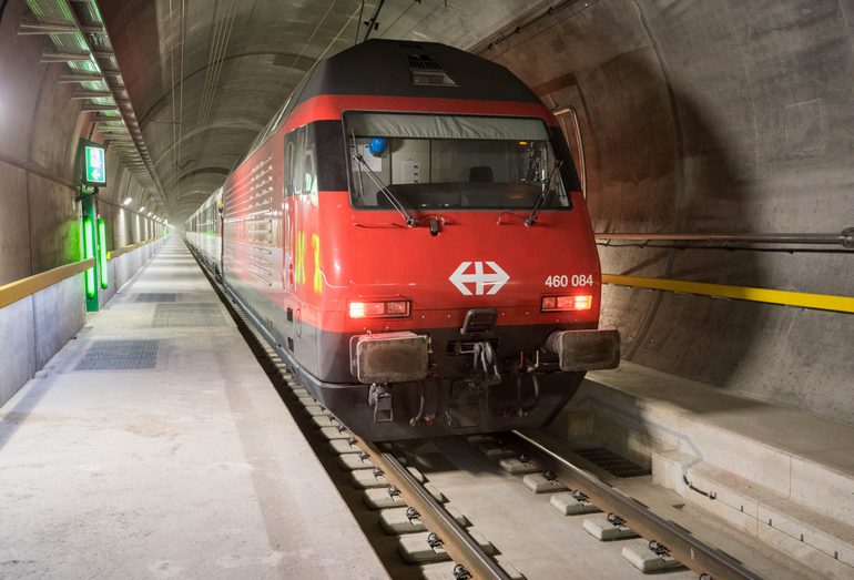 Скоростные поезда на въезде и внутри Готардского базисного тоннеля